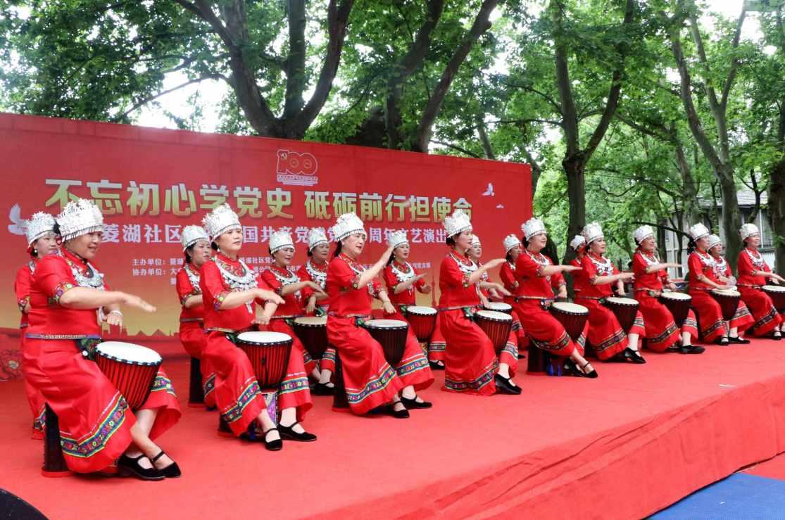 郑州一女大学生在封校期间,婆婆送来了红烧排骨,这样的婆媳关系你羡慕吗?红迪网-全球最火热的社交平台
